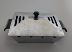Churrasqueira de fogão executada em aluminio , ideal para seis espetos . Medindo : 26x18x10 cm .