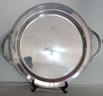 Bandeja redonda com alça , com decoração de frisos na borda e nas alças . Medindo : 46 x 39 cm.