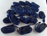 Vinte Pares de cadarço quadriculado em azul e preto para tênis .