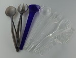 Anos 60 - Lote com Sete Utensílios para servir, em acrílico de cores e formatos diversos  .  Em excelente estado de conservação. Maior medindo : 33 cm .