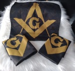 Lote com Três Capas para Almofada em tecido sintético, com símbolos maçônicos no medalhão central em policromia e com figura nas duas faces da almofada. medindo 40 x 40 cm. Não acompanha enchimento.