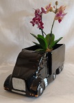 Floreira representando Caminhão em faiança na cor preta vitrificada. Medindo 32 x 13  x 12 cm.