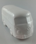 Kombi decorativa em ceramica vitrificada , na cor branca . Medindo : 25 x 11 x 12 cm