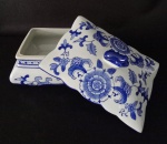Belissimo Porta joia em porcelana oriental , com tampa ; todo decorado com flores, folhagens e arabescos.Linda peça. Medindo : 21x14x15cm