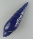 Concha tipo carocol decorativa em cerâmica na cor AZUL COBALTO . Linda peça. Medindo 26 cm de comprimento.