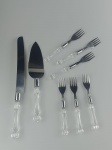 Conjunto de talheres para sobremesa em metal prateado e pega em acrílico translúcido . Total oito peças. Na embalagem original .