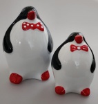 Belo Par de escultura representando Pinguim . Medindo maior : 10  cm .