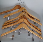 Lote com seis cabides em madeira acabamento em inox com presilhas .