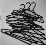 Lote com Doze cabides de plasticos na cor preto .