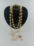 Belíssimo Terço na cor dourado ; todo cravejado com pedrinhas brilhantes na cor translúcida  . Bela peça . Medida comprimento : 67 cm ; Medida crucifixo : 5x3 cm .