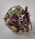 Imponente anel em metal prata, representando cabeça de dragão ; lindamente cravejado . Riqueza de detalhes na peça . Aro