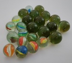 COLECIONISMO - Lote com 24 bolinhas de gude dos anos 70/80 de diversas cores, tamanhos e procedências.