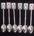 Seis colheres para chá em metal prateado , lindamente embelezado na pega . Medindo : 11 cm.