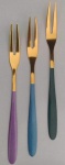 VINTAGE - ESTILO - Três mini garfos para petisco , no tom dourado, com o cabo multicoloridos. Medindo : 13cm