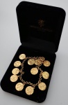 Pulseira em ouro 18 k, ; pulseira com elos entrelaçados e pendentes representando os signos do Zodíaco. Peso 8,5 g. A peça não encontra-se em nosso espaço, por motivo de segurança.
