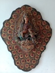 ARTE SACRA -  Imagem em madeira representando Madona com menino , lindamente trabalhada em alto relevo , rica policromia e detalhes em dourado e brilhos . Medindo : 70 x 50 cm.