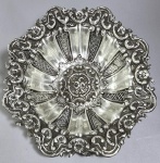 Cesto fenestrado em prata portuguesa, com 3 contrastes, teor 800, decorada com flores, folhagens e rosas. Med. 29.5 x 08 cm. Peso liquido: 403 gramas.