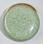 DINASTIA SONG ( ) - Rara caixa em porcelana de Celdoan tipo Yazhou. Med. 15 x 07 cm