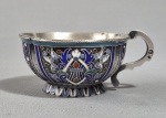 RUSSIA, SÉC.XIX - Pequena xícara em Champlevè de Prata russa, contarste de Moscou, marca do mestre prateiro Anatoly Apollonovich Artsybashev, fábrica de Adrian Terentyevich Ivanov, datado de 1895. Med. Peso: 50 gramas.