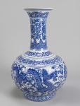 Vaso chines com dragão azul e branco. Med. 32 cm. Marca honorifica DAOQUANG. possivelmente republicano.