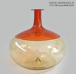 TAPIO WIRKKALA para VENINI - Raro vaso garrafa BOLLE em vidro de murano, nas cores laranja e amarelo suave, assinado na base Venini 95. Med. 20 x 20 cm ------  https://www.venini.com/en_eu/bolle-fi350201000x0ao ------- https://www.designboom.com/design/tapio-wirkkala-toni-zuccheri-venini-exhibitions-le-stanze-del-vetro-11-19-2021/ ------ https://www.designindex.org/designers/design/tapio-wirkkala.html