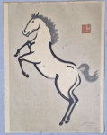 Mokuchu Urushibara (1888 - 1953) - "Cavalo Empinando", anos 50/60, assinado com selo e de punho no no c.i.d. Med. 35.5 x 27.5 cm. Alguns pontos de oxidação. - VEJA MAIS ------- https://www.fujiarts.com/shin-hanga-modern-japanese-prints/mokuchu-urushibara/821885-rearing-horse-right?srsltid=AfmBOoo4GcHn4SNI2TM-udk3dvDKCWTCjMh1KnfsdCHV5W5G10YuhU6x -------- https://www.invaluable.com/auction-lot/urushibara-mokuchu-1888-1953-white-horse-japanese-1107-c-acc4a5e96f