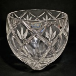 Elegante vaso em cristal lapidado polonês com etiqueta original. Med. 16 x 16 cm