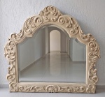 Antigo espelho de cristal bisotado no estilo "Rocaille", esculpido com folhas de Acanto e volutas em pesada madeira maciça; com patina. Med. 1,10 x 1,10 cm