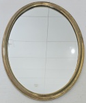 Anos 60 - Antigo espelho oval em madeira com pátina dourada envelhecida. Med. 75 x 57 cm. Fundo substituído por cortiça (anti umidade).