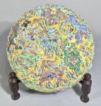 CHINA, DINASTIA QING, período GUANGXU (1875-1908) - Excepcional tampa de caixa em porcelana chinesa, esculpida a mão, no padrão FAHUA, (Ver caixa completa idêntica no MUSEU PROVINCIAL DE JIANGXI), A tampa em forma de cúpula, decorada com nove dragões policromados de cinco garras em meio a nuvens, circundadas por faixa Bajixiang sobre fundo amarelo imperial. Corpo decorado com Oito Emblemas Taoístas, chamados: 'Oito Tesouros' e uma faixa de ondas. Interior em esmalte turquesa. Med. 22 x 08 cm. Algumas perdas. ---- VER ACERVO DO MUSEU: https://www.zhihu.com/question/440150362   ------   https://id.trip.com/moments/detail/nanchang-175-142534288?locale=id-ID Museu Provincial de Jiangxi  -- E NA SOTHEBYS --- https://www.sothebys.com/en/buy/auction/2025/asian-art-5000-years/a-molded-fahua-style-dragon-box-and-cover-late - e na BONHAMS -- https://www.bonhams.com/auction/30644/lot/94/a-moulded-fahua-style-dragon-box-and-cover-qianlong-six-character-mark-late-19thearly-20th-century-3/