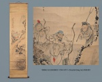 WANG SU (XIAOMU - 1794-1877) - Dinastia Qing, Séc.XVIII/XIX - Pintura chinesa em nanquim e pigmentos sobre papel, montada em Scroll sobre a lendária passagem do General Li Guang (falecido em 119 a.C.), um dos chefes militares mais célebres da Dinastia Han, apelidado por seus inimigos (os nômades Xiongnu) de "O General Voador" por sua precisão absurda com o arco e flecha. Possui o texto narrando a lenda, assinatura e selo vermelho. No verso, etiqueta dentificando o artista. Med. 175 cm totais x 42 cm. Marcas de dobras no papel. VER OBRAS DE WANG SU NA SOTHEBYS, CHRISTIES E BONHAMS ------ https://www.sothebys.com/en/search?query=WANG+SU&pfilters.dateRange=past  ------- https://www.christies.com/en/search?entry=WANG%20SU%20%281794-1877%29&page=2&sortby=relevance&tab=sold_lots ------ https://www.bonhams.com/search/?chronology=past&query=Wang+Su+%281794-1877%29  ------ https://historia.de/auction/228-uhren-bildhauer-asiatika-de/lot-3976-wang-suxiaomou/