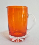 Anos 60 - Elegante jarra em cristal sommerso na cor laranja. Base alta decorada com bolha no interior. Med. 20 x 18 x 12 cm.