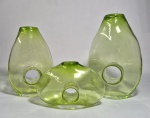 Conjunto com 3 vasos contemporâneos em vidro verde de Murano, no estilo Bianconi,  formatos orgânicos com furos vazados ao centro. Medida maior 27 cm e menor: 14 cm