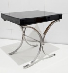 MICHELE PEFALAS DESIGN ( Fornecedora da Dior, Trump Hotels, Royal Caribean, etc)  - Mesa de apoio 'Vogue Mirror Side Table' com tampo em vidro espelhado negro. Pés em aço escovado, terminados em cabriolé. Trava central. Med. 57 x 57 x 46 cm. Um vidro da borda com defeito (pode ser substituído). ------- VER VERSÃO INCOLOR -- https://www.michelepelafas.com/product/vogue-mirror-side-table/