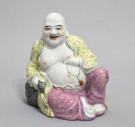 CHINA, PERÍODO REPUBLICANO - SÉC.XX - Escultura de "Buda da Felicidade" (Budai) em porcelana chinesa, pintada a mão em policromia. Detalhes dourados.  Simboliza alegria, prosperidade e fartura no Feng Shui. Med. 20 x 20 cm.