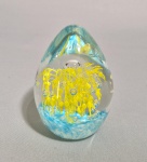 Antigo peso de papel de coleção em vidro artístico de Murano, no formato de ovo. Med. 10 cm