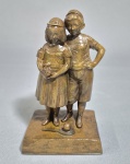 ART NOUVEAU - Circa de 1900 - Antiga escultura com duas crianças e raquete com bolinha no chão, cinzelada em bronze. Assinatura não localizada. Med. 13  x 7 x 5.5 cm