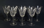 Anos 50/60 - Lote com 8 taças de vinho tinto em cristal lapidado. Algumas com bicadinhos. Med. 17.5 cm