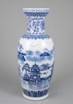 CHINA, DINASTIA QING, SÉC.XIX - Grande e antigo vaso azul e branco, em porcelana chinesa de CANTÃO/MACAU, pintada a mão com paisagens, pagodes e outros elementos. Sem marca. Med. 64 x 26,5 cm.