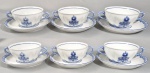 BIDASOA - CARLOS II - Conjunto com 6 consomes e 6 pires em porcelana espanhola, decorada com elementos fitomórficos e detalhes em azul. Um pires com lascadinho por baixo. Med.17 cm e 17 x 11.5 x 06 cm