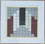 PALATNIK AKLANDER (1926-2009) - "CROMO E" da Série Quadrum. Serigrafia com tinta metálica, tiragem única da artista, Assinada, P.IV.  4/10. (Acervo da Famlia Palatnik Aklander). MI. 42 x 42 cm ME 70 x 70 cm. Acompanha certificado de autenticidade emitido pelos filhos da artista. Recentemente as obras da artista foram destaque em uma grande exposição em Bordeaux, França, organizada pela GALERIA MODERNISTA (https://www.galeria-modernista.com). Abraham e Ruth (Os primos Palatnik) se destacaram nas artes com suas composições modulares e obras interativas, imovando nos materiais e design versátil. Ruth Palatnik Aklander, nascida em Natal (RN), mudou-se para o Rio de Janeiro, onde obteve formação acadêmica em Belas Artes. Iniciada na Arte Moderna como aluna de Ivan Serpa, foi convidada a participar do grupo fundador do Centro de Pesquisa de Arte no RJ. Construiu uma obra diversificada, aberta, lúdica e interativa, abrangendo várias fases e tipos de materiais, passando pela Arte Conceitual, Surrealismo e Instalações Ambientais. Recebeu seu primeiro prêmio em 1955 no Salão dos Artistas Brasileiros, realizado na Câmara de Vereadores, com trabalho em cerâmica, seguido de mais de uma dezena de premiações em obras de acrílico e serigrafia em exposições nacionais e internacionais. Destacou-se no meio artístico com trabalhos em Arte Geométrica, realizados através de planos de acrílico vazados, onde a interpenetração de cores e de formas possibilitava diferentes percepções a partir do ângulo de visão do observador. Inovou na serigrafia, introduzindo transparências e as cores prata e ouro. Sua preocupação social e ecológica refletiu-se em sua obra, que integrava os vários campos do conhecimento humano. Na Instalação Sêmen no Espaço 5 da Equipe Triângulo, apresentado na XII Bienal Internacional de São Paulo, uniu Arte e Ciência. SAIBA MAIS ------> https://aklander.com.br/index.php/ruth-aklander/