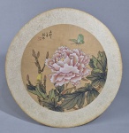Antiga pintura chinesa sobre tecido, assinada e com selo vermelho. Diametro com margem: 30.5 cm
