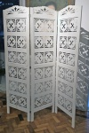 Biombo fenestrado branco com 3 abas. Med. 156 (L) x 185 (A) cm