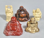 Lote com cinco pequenas esculturas de Buda em materiais diversos. Medida maior: 6 x 6 cm