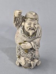 Escultura em marfinite, miniatura de um pescador chinês ricamente detalhada. 11 cm