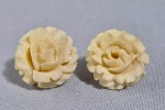 Par de brincos chineses em marfim, esculpidos no forrmato de rosas. Med. 2 cm