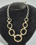 Colar em elos folheado a ouro de dois tons. Possui desgastes. Med. 45 cm