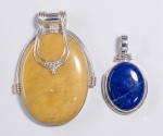Dois pingentes orientais em prata cravejados com pedras naturais, sendo um deles duplo com dois lados em placa de Malaquita e Lápis Lazuli. Med.  6 x 4 e 4 x 2 cm