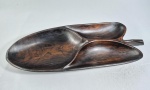 ANOS 60 - Grande petisqueira no formato de folha, esculpida em Jacarandá. Original do período. Em perfeito estado. Med. 47. 5 x 18.5 cm