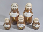 Antigo e curioso galeteiro em porcelana, no formato de monges franciscanos. Sendo um porta azeite, vinagre, sal, palito e pimenta. Med. 17 e 8 cm